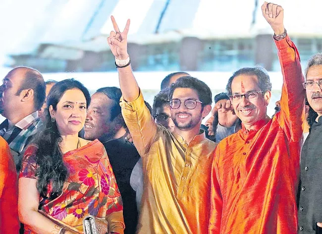 Uddhav Thackeray takes oath as Maharashtra Chief Minister - Sakshi