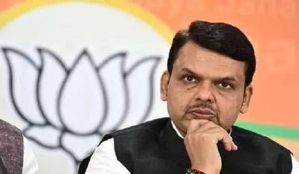 Nagpur Police delivers summons to Devendra Fadnavis - Sakshi