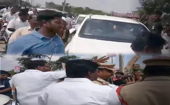 Vegetable Vendor Protest On Minister Malla Reddy Convoy - Sakshi