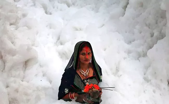 Devotees perform Chhath Puja in Kalindi Kunj  Surrounded By Toxic Foams - Sakshi