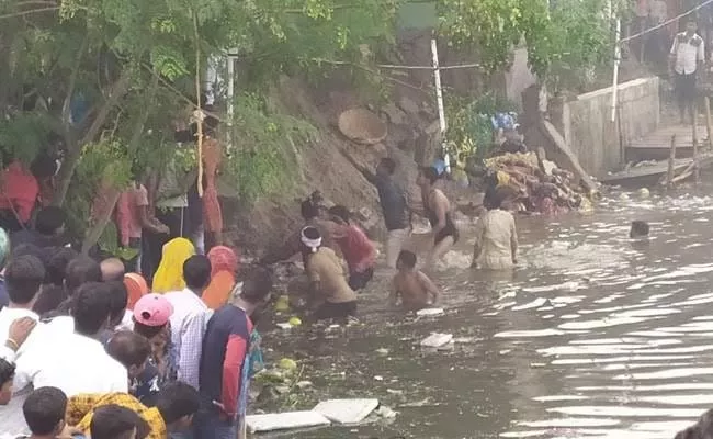 30 Killed in Separate Incidents During Chhath Puja in Bihar - Sakshi