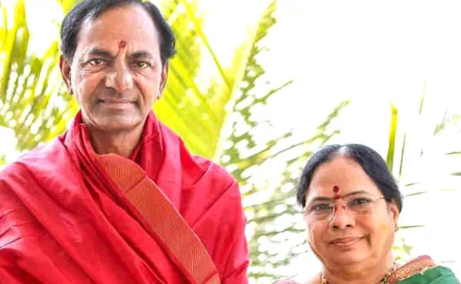 CM KCR couple peforms puja for new house at Erravalli - Sakshi