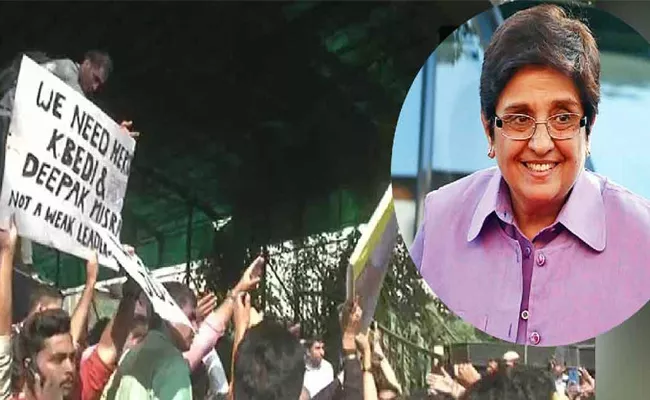 Delhi Police vs Lawyers Some Want Kiran Bedi As Chief - Sakshi