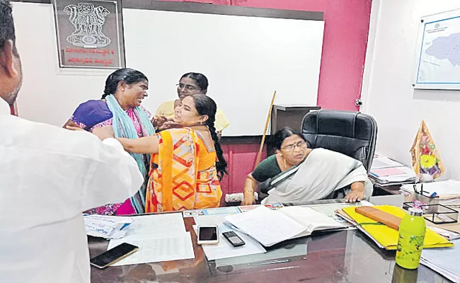 A Woman Hulchul in the office of Tahsildar - Sakshi