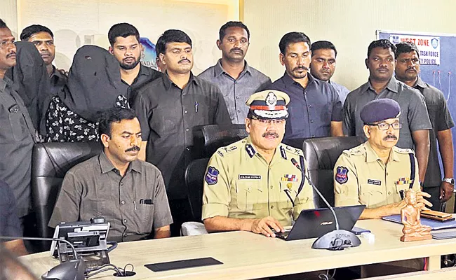 Chain Snatchers Arrest in Hyderabad - Sakshi