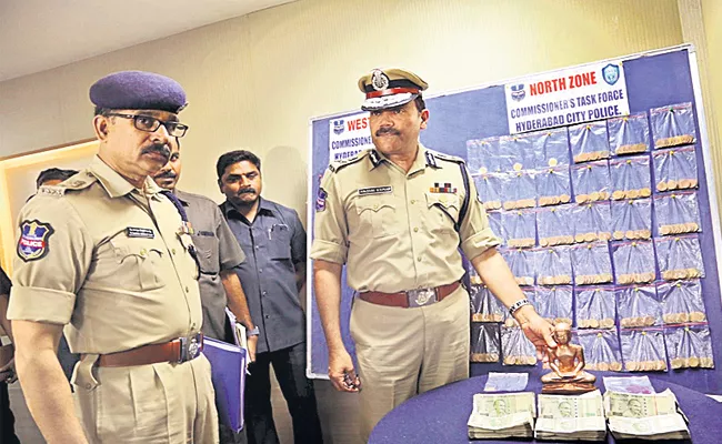 Cheating With Fake Gold Gang Arrest in Hyderabad - Sakshi