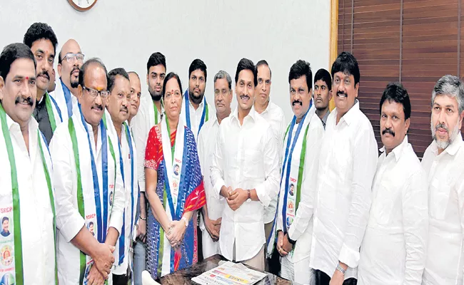 Chintakayala Sanyasi Patrudu into YSRCP - Sakshi