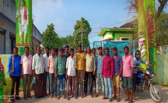 Farmers Protest in Front of Janagama Agricultural Market - Sakshi