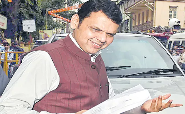 Fadnavis Meets RSS Chief Mohan Bhagwat in Nagpur  For Government Formation With Shiv Sena - Sakshi