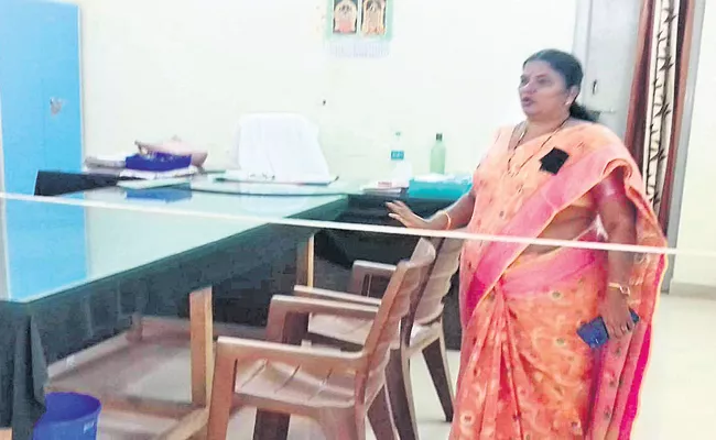 Pattikonda Tahsildar Set Barricade In Her Office - Sakshi