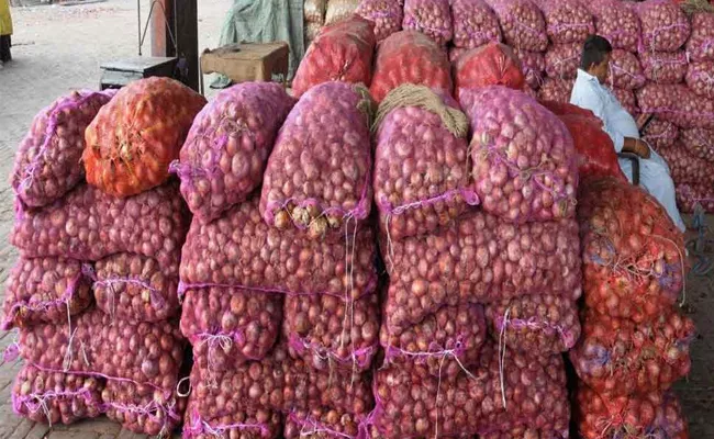 Vigilance Department Arrested People In Vijayawada For Illegal Onion Selling - Sakshi