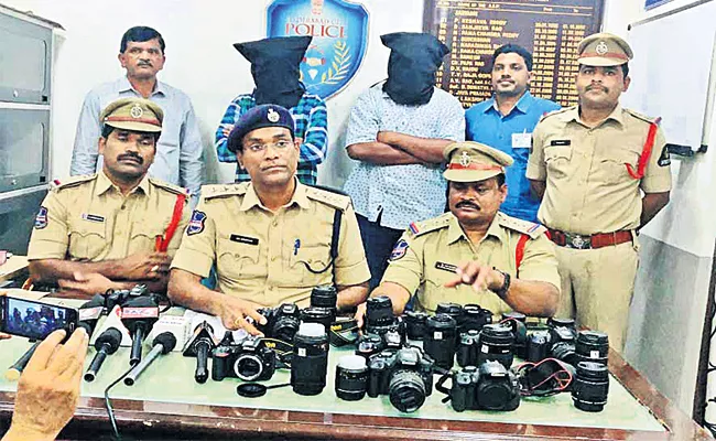 Rental Cameras Fraud Gang Arrest in Hyderabad - Sakshi