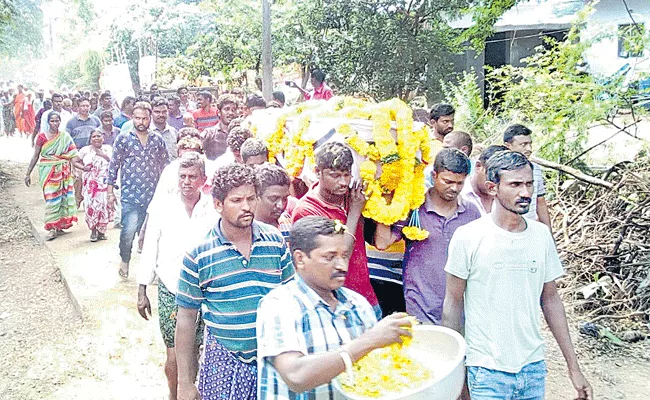 Driver Gurunath Funeral Program Completed In Suryapet District - Sakshi