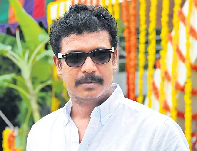 Tamil actor Samuthirakani to share screen space with Ravi Teja - Sakshi