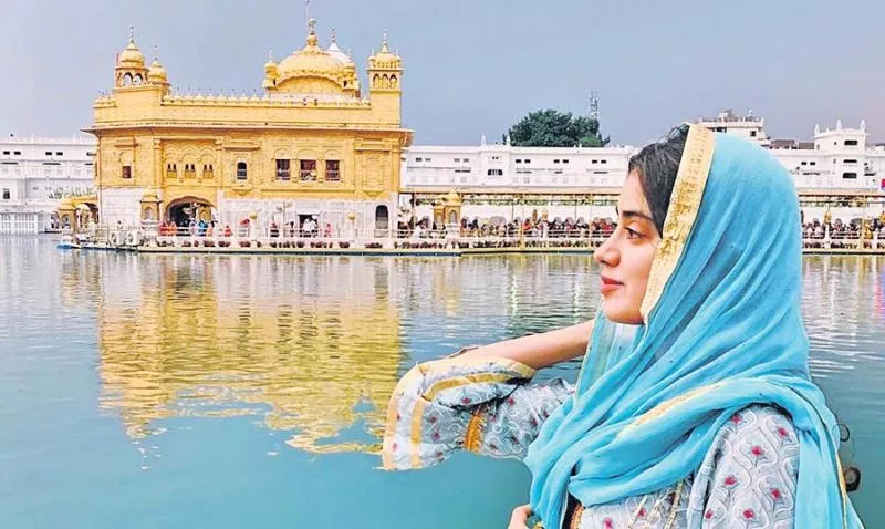 janhvi kapoor visits golden temple - Sakshi