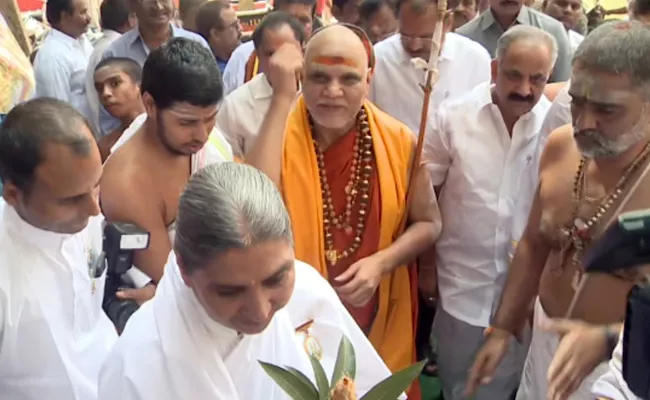 Swaroopanandendra Saraswati Visited Simhachalam Temple - Sakshi