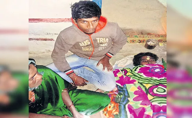 Boy Parents Died In Narayankhed - Sakshi