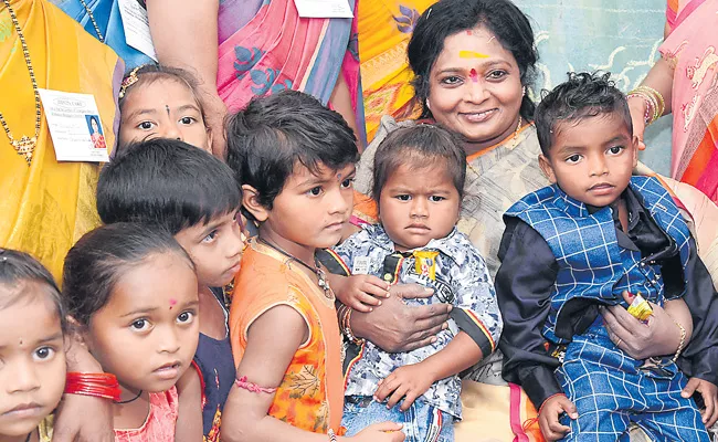 Governor With Bodigudem Tribes Of Bhupalpally District - Sakshi