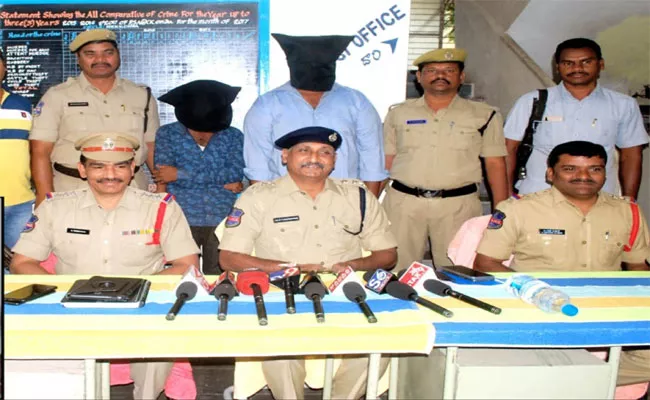 Cops Arrested Ganja Smugglers In Warangal Rural - Sakshi