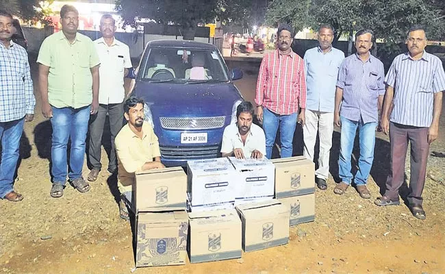 Excise Police Police Seize Illegal Liquor From Telangana In Kurnool - Sakshi