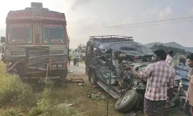 Four dead and seven injured in a tragic accident in Prakasam - Sakshi