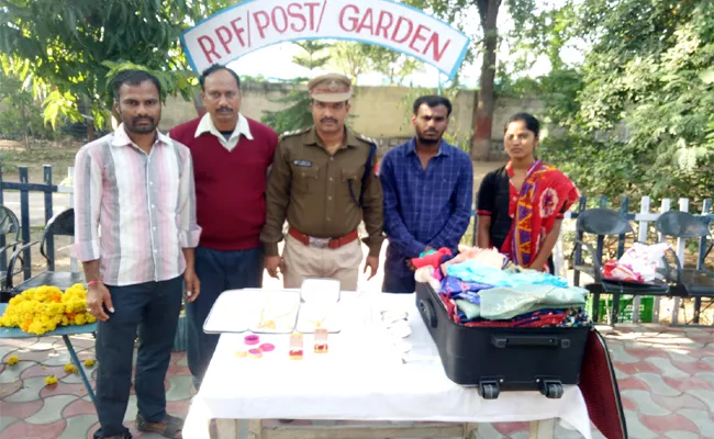 RPF Police Reveals Gold Jewellery Bag Missing Case Anantapur - Sakshi