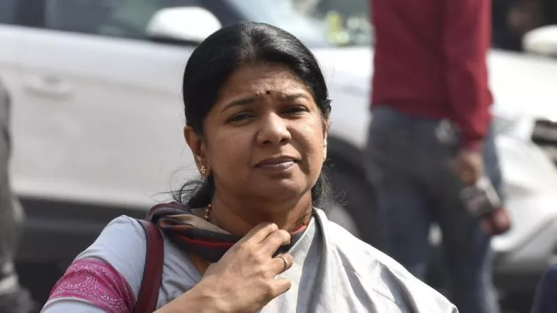 Kanimozhi Backs Rahul Over Make In India Remarks - Sakshi