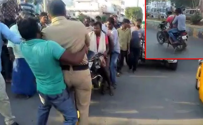 Man Escaped With Body On Bike In Kurnool - Sakshi