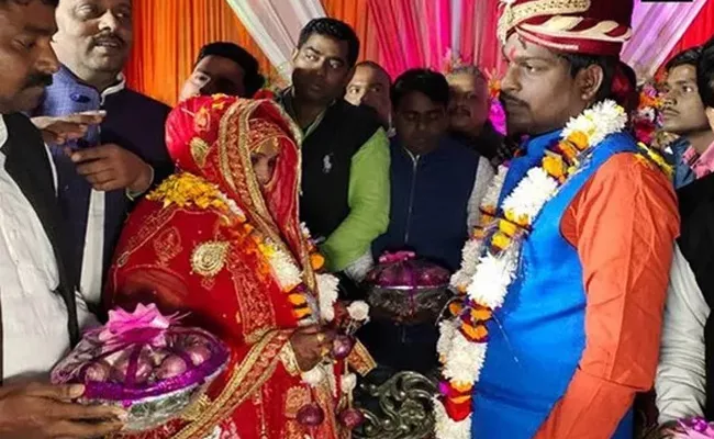 Couple Exchange Garland Of Onions Wedding Ceremony In Varanasi - Sakshi