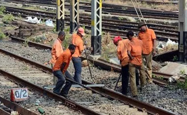 Railway Officers Facing Rail Welding Problems In Guntakal - Sakshi