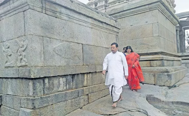 VC Sajjanar Visits Veerabhadra Swamy Temple In Anantapur - Sakshi