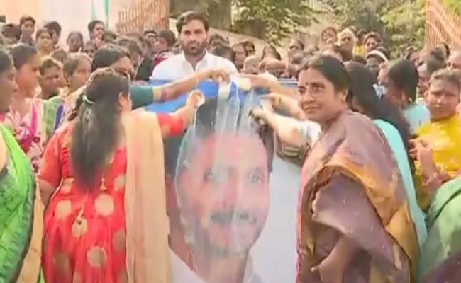 Palabhishekam To CM YS Jagan Photo In Vijayawada - Sakshi