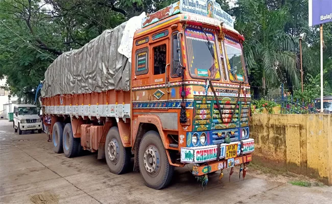 The Police Caught the Man Who Stole the Lorry in Nellore - Sakshi