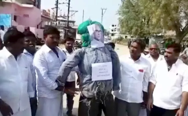 Turmeric Farmers Slams Dharmapuri Arvind In Nizamabad - Sakshi