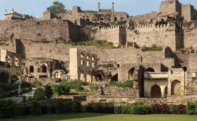 Stop Pipeline Work Around Golconda Fort Says Telangana High Court - Sakshi