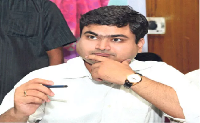 Shashanka Replaces Collector Sarfaraz Ahmad In Karimnagar - Sakshi