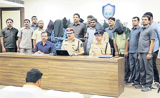 Bike Robbery Gang And Chain Snatchers Arrest in Hyderabad - Sakshi