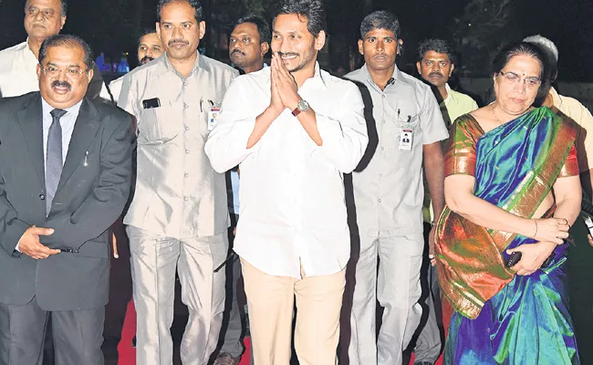 YS Jagan Mohan Reddy Feasts For Ministers MLAs MLCs At Vijayawada - Sakshi