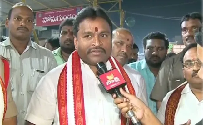 Vellampalli Srinivasa Rao Visits Indrakiladri Temple In Vijyawada - Sakshi