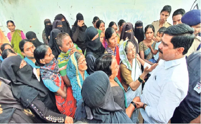 Vemula Prashant Reddy Cries After Watching TRS Leader Kareem Children - Sakshi