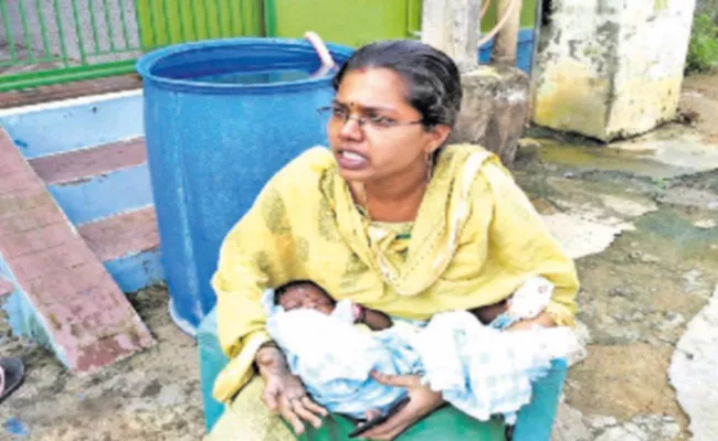 Woman Protest In Front Of Husband House In Tamil Nadu - Sakshi