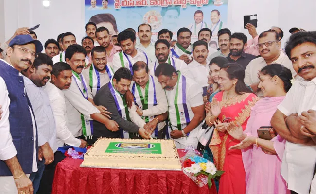 YS Jagan Birthday Celebrations In Kuwait - Sakshi