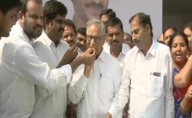 CM Jagan Mohan Reddy Birth day Celebrations In Tadepalli Party Office - Sakshi