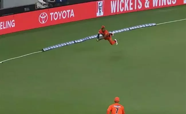 BBL: Chris Jordan Stunning Catch Christian Duck Out - Sakshi