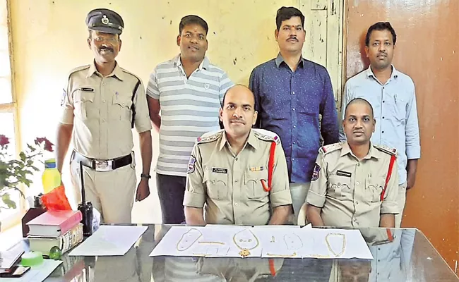 Stuartpuram Robbery Gang Arrested in Gajwel - Sakshi