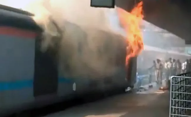 Fire Breaks Out In Coach Of AP Express - Sakshi