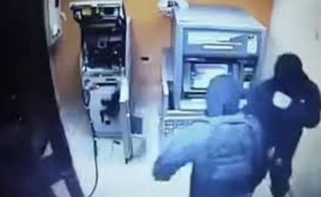 Thieves Trying To Robbery Syndicate Bank ATM In Falaknuma - Sakshi