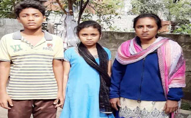 Husband Murder Attempt On Wife And Children - Sakshi