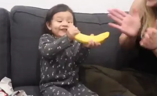 Viral Video: Worst Christmas Gift But Toddler Reaction Awesome - Sakshi