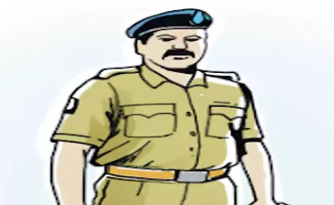 Constable Fires On Man Over Complaint Of Dial 100 At Hyderabad - Sakshi